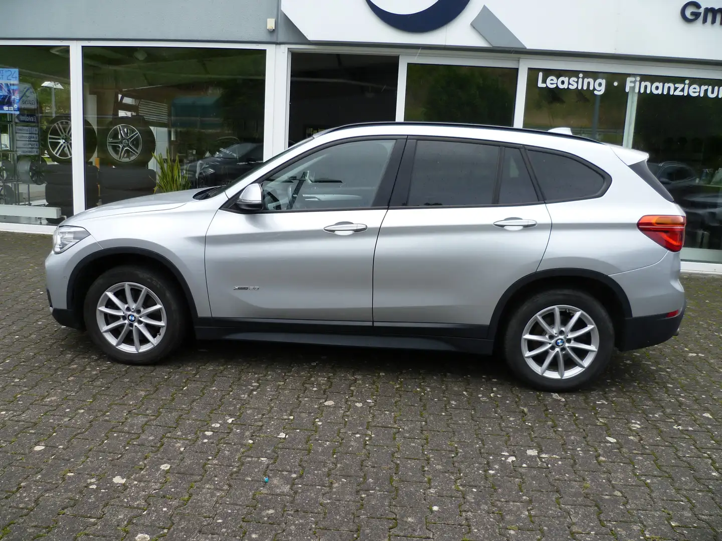 BMW X1 xDrive 20 d 4M AHK NAVI SHZ EL.HeckklappePTSKamera Silber - 2
