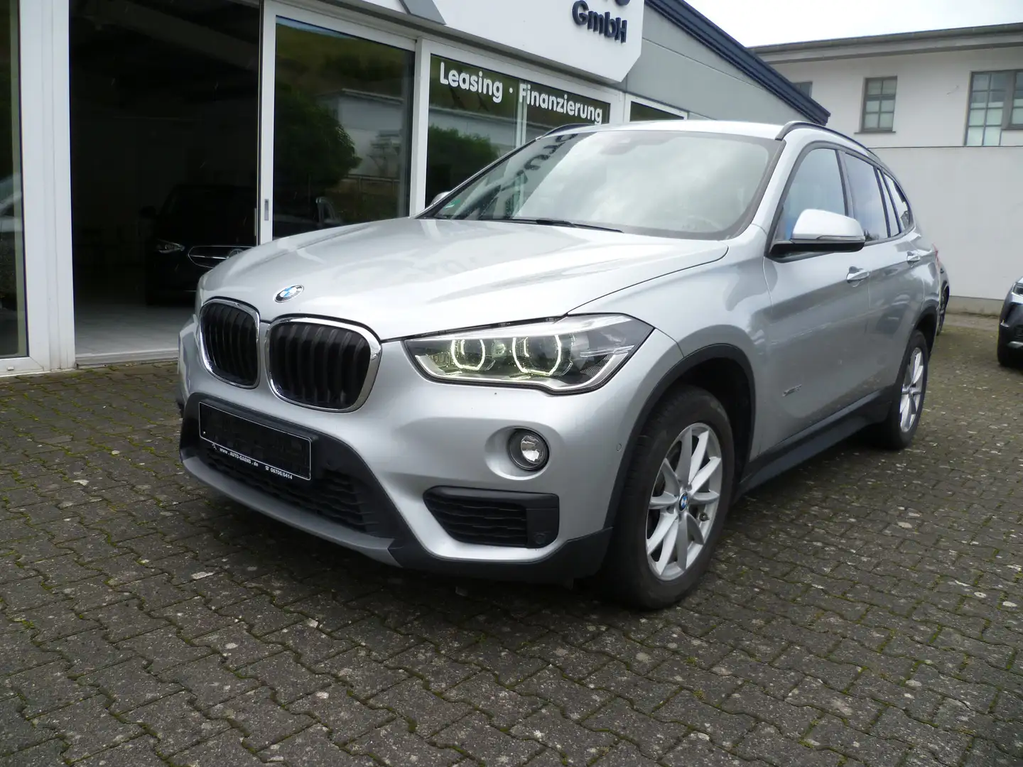BMW X1 xDrive 20 d 4M AHK NAVI SHZ EL.HeckklappePTSKamera Silber - 1
