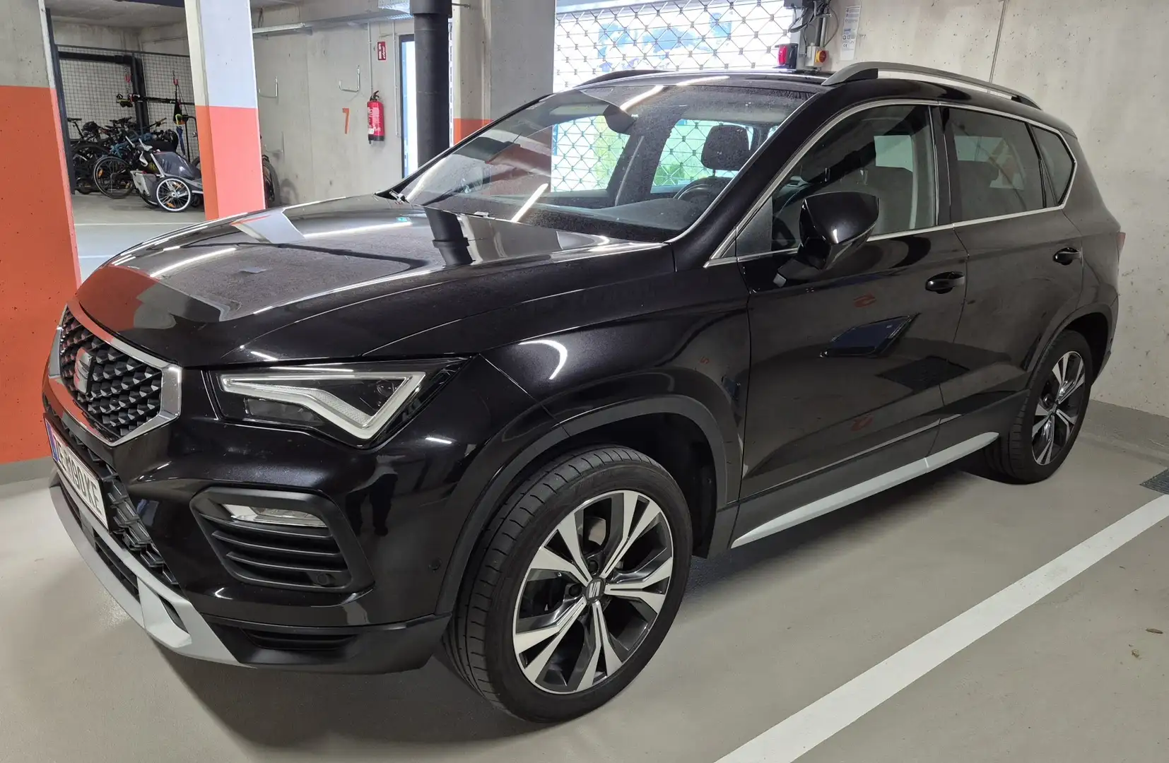 SEAT Ateca 2,0 Xperience 4WD TSI DSG Schwarz - 2
