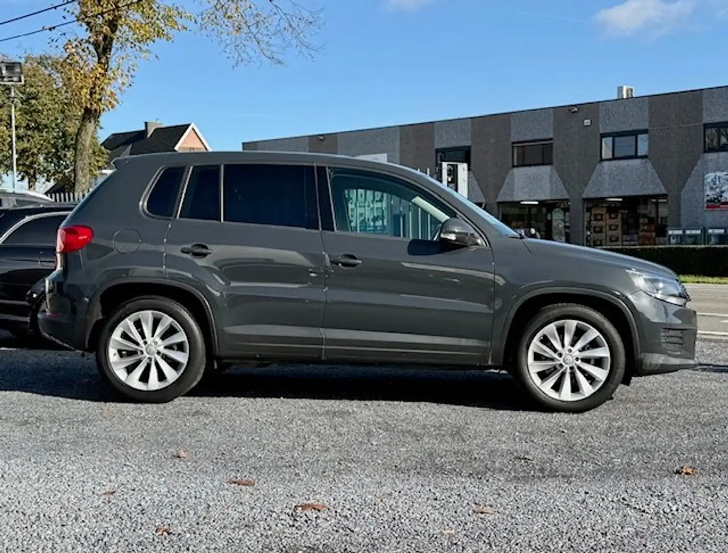 Volkswagen Tiguan Tiguan 1.4 TSI BlueMotion Euro6b Carpass 1e Hand Gris - 2