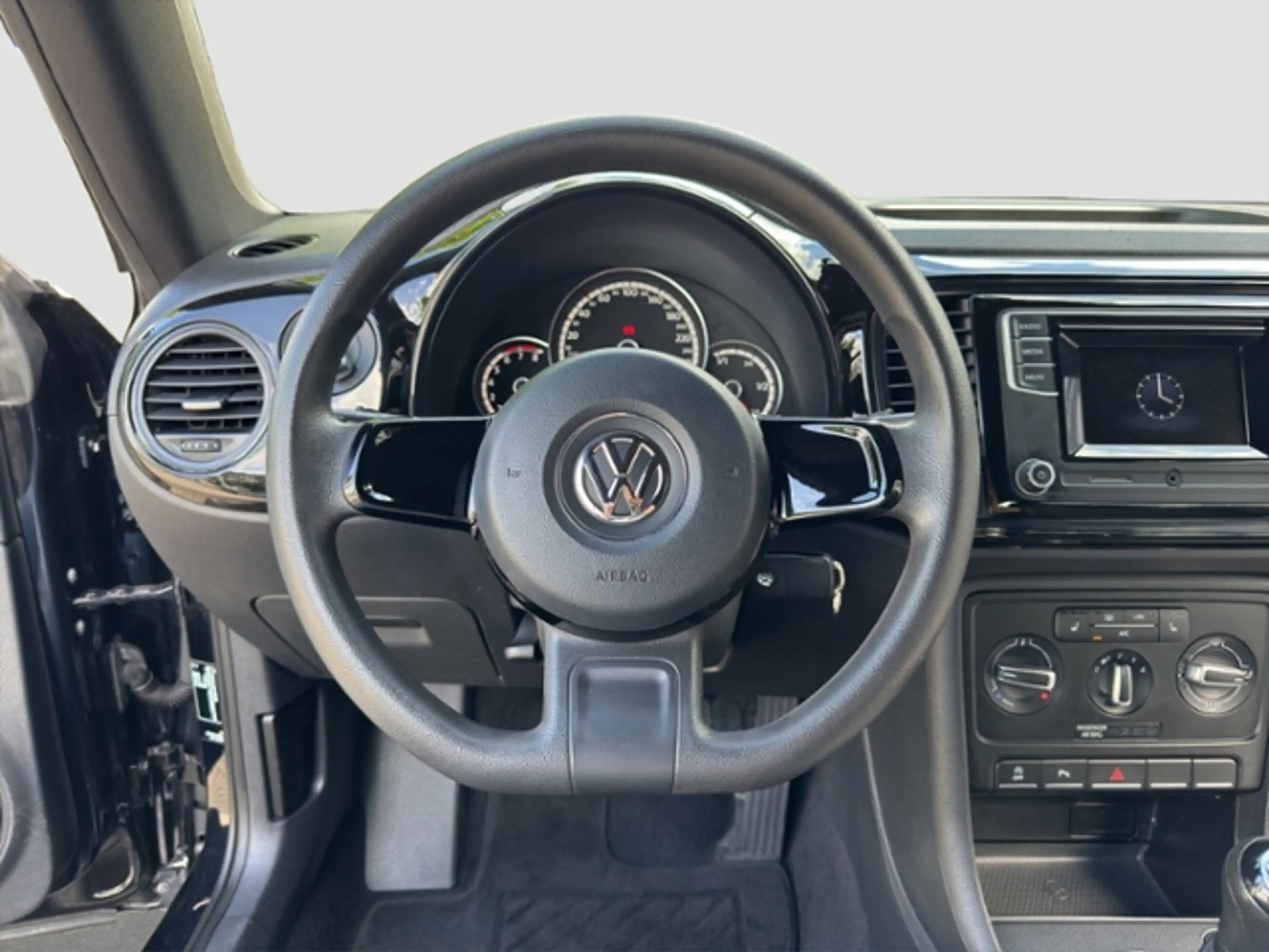 Volkswagen Beetle Cabriolet 1,2 l TSI — photo 14
