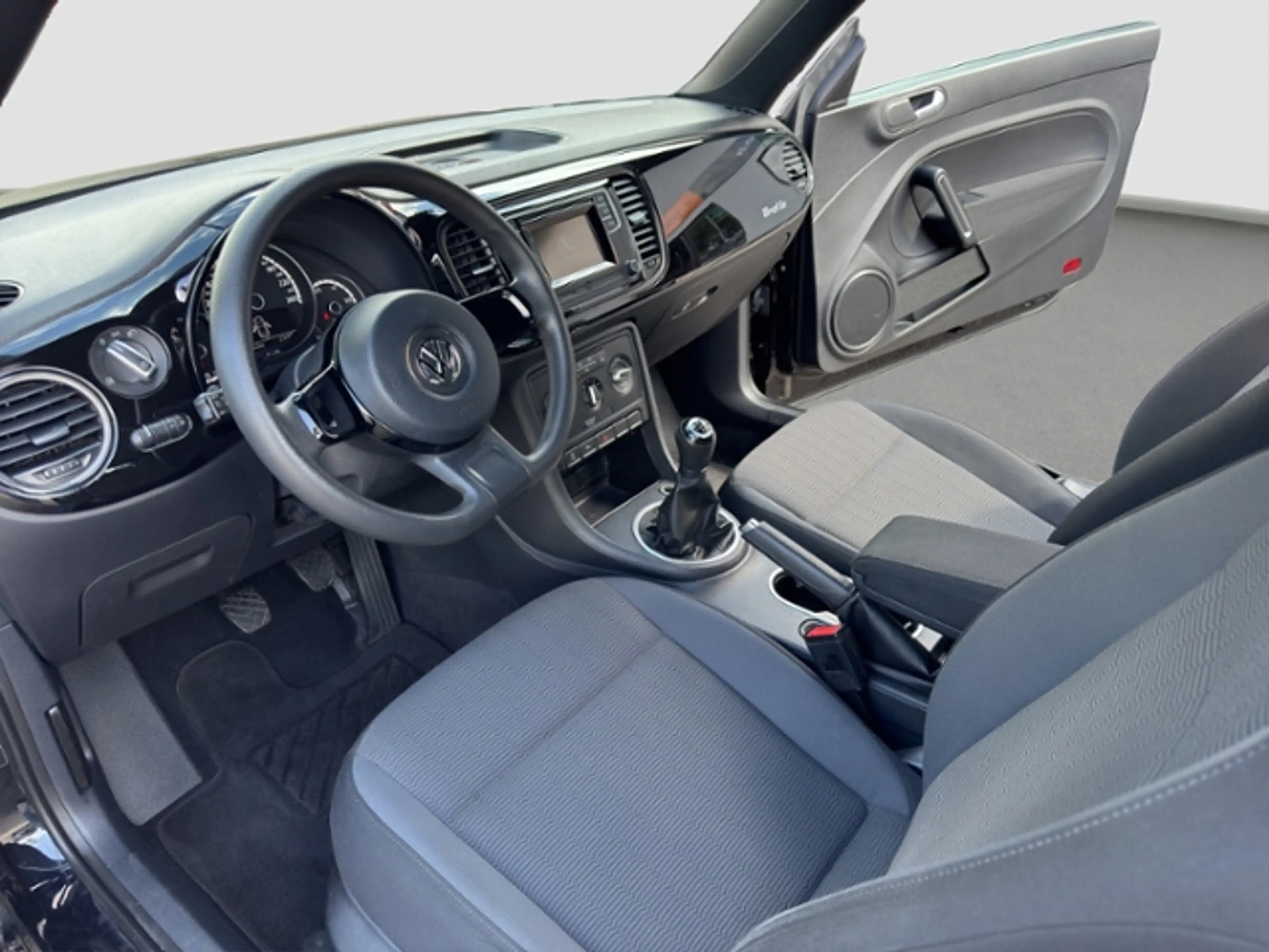 Volkswagen Beetle Cabriolet 1,2 l TSI — photo 12