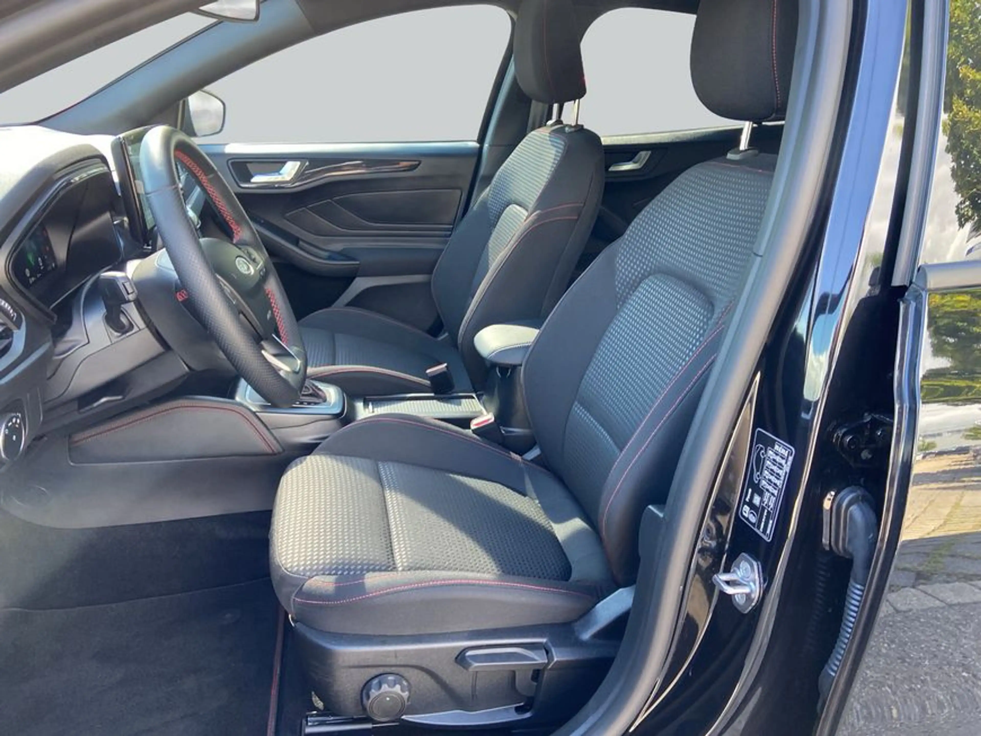 Ford Focus 1.0 EcoB. ST-LINE X *Pano/ LED Scheinw.* — photo 10