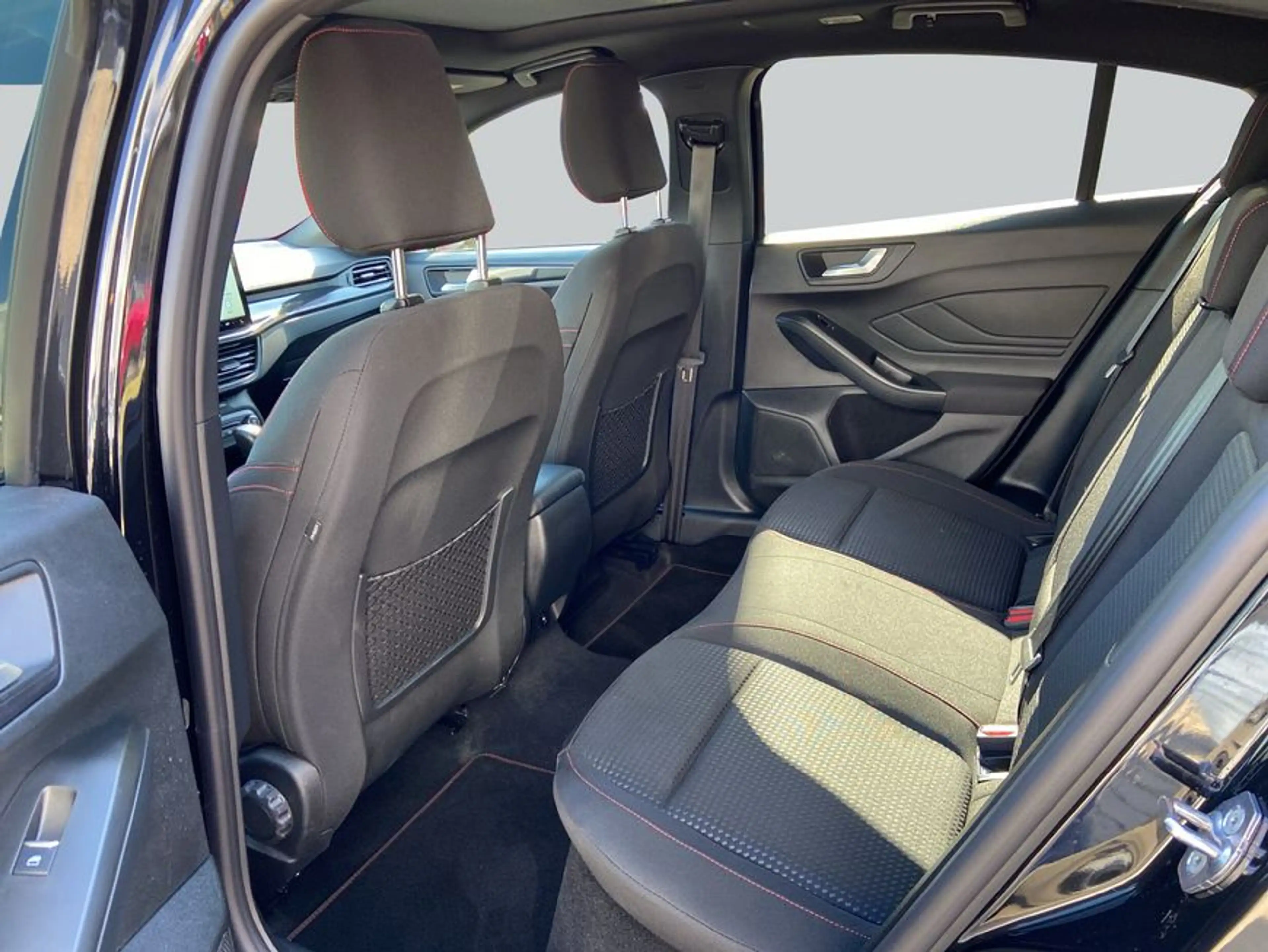 Ford Focus 1.0 EcoB. ST-LINE X *Pano/ LED Scheinw.* — photo 11