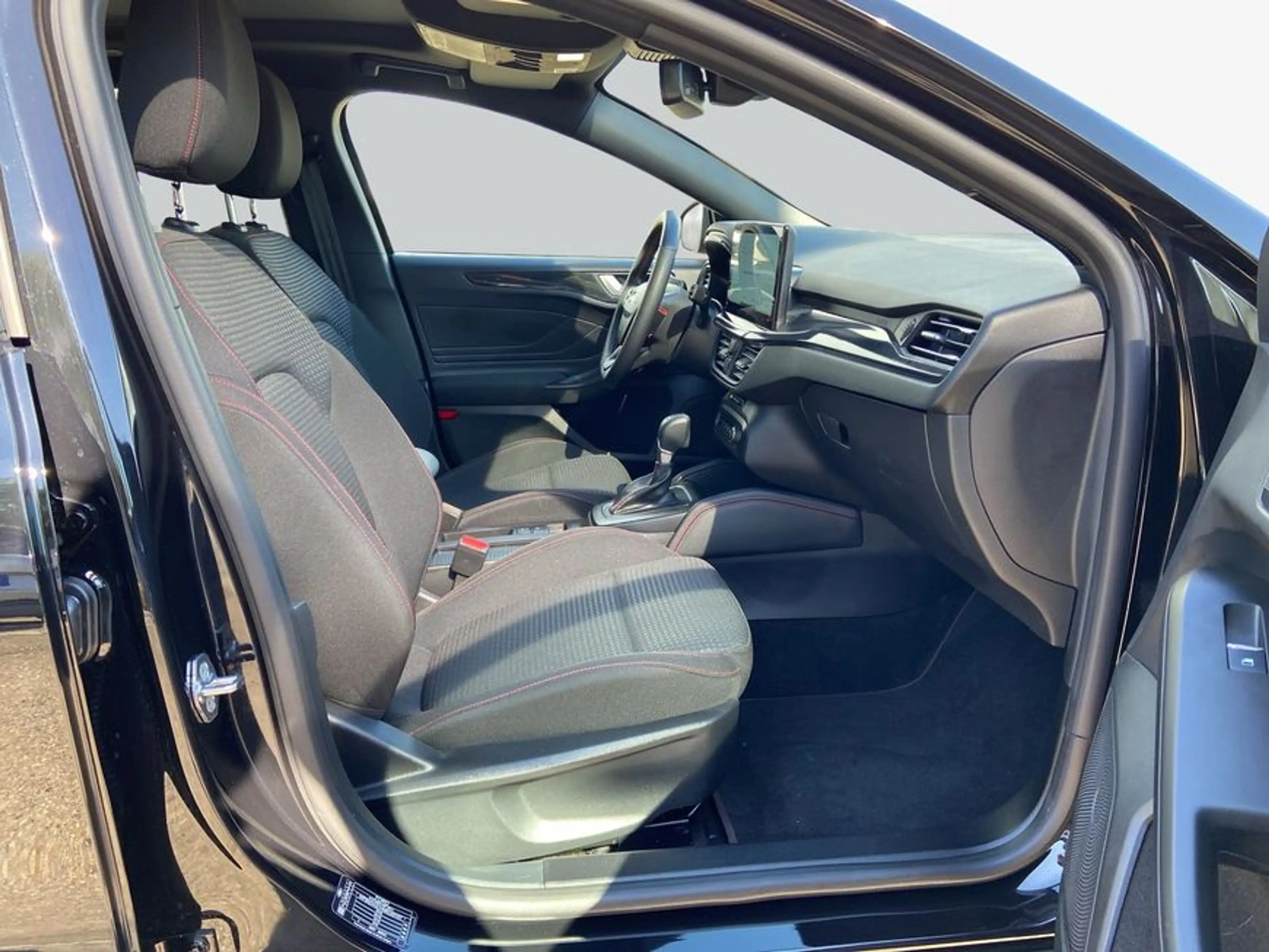 Ford Focus 1.0 EcoB. ST-LINE X *Pano/ LED Scheinw.* — photo 12