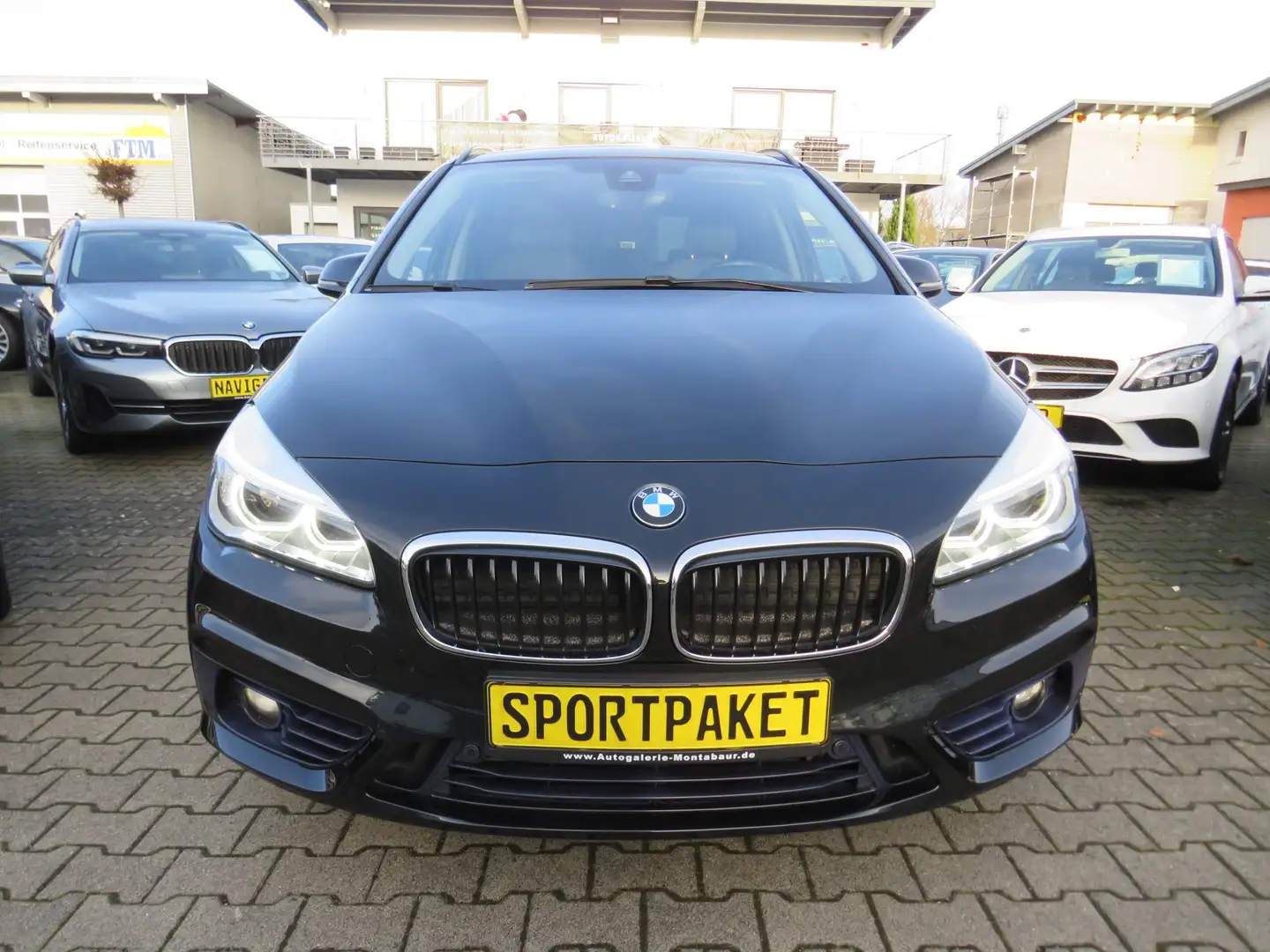BMW 218 218d Active Tourer Sport Line *2.HAND *LED *AHK * Schwarz - 2