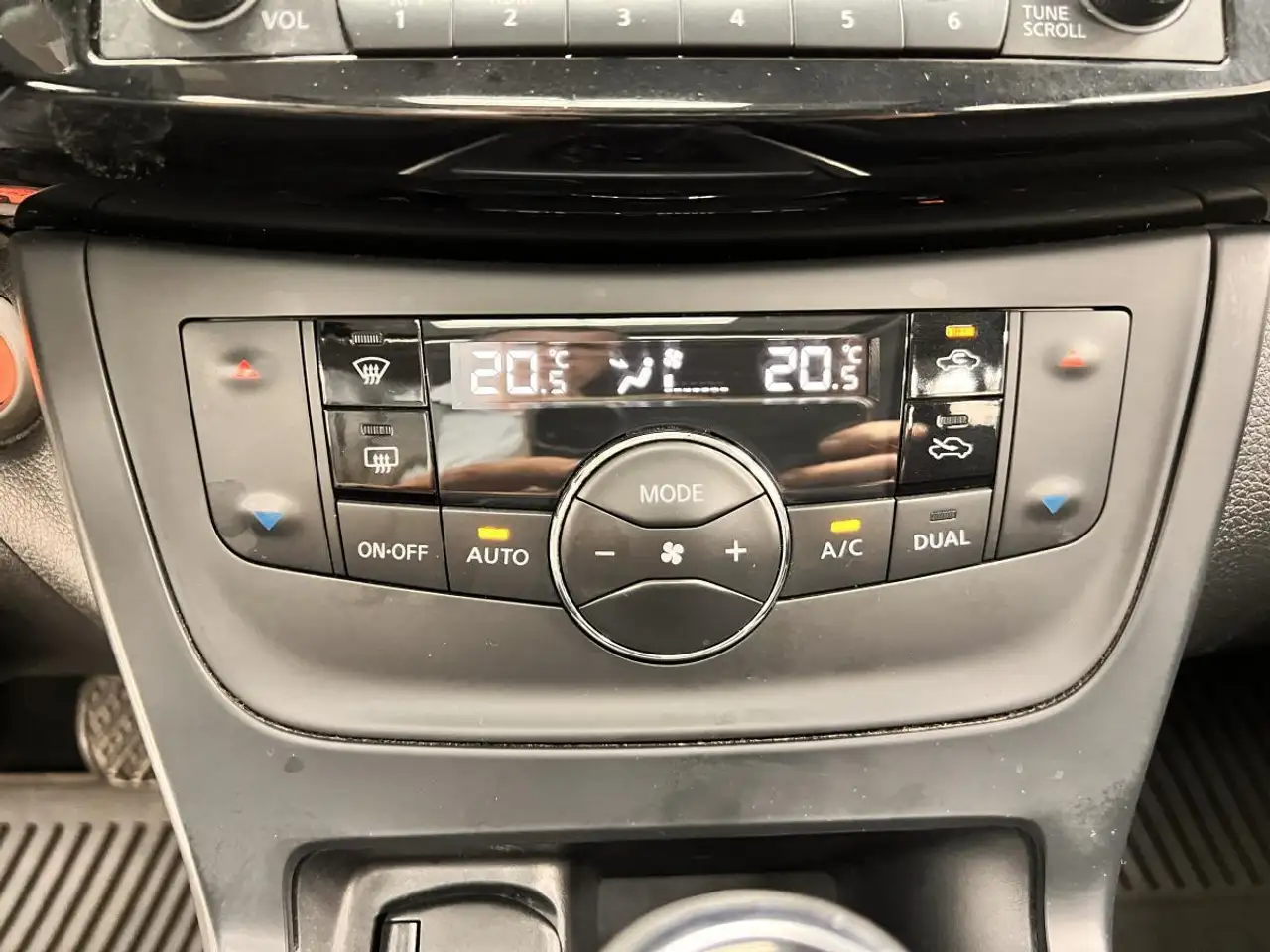 Nissan Sentra снимка Nissan Sentra