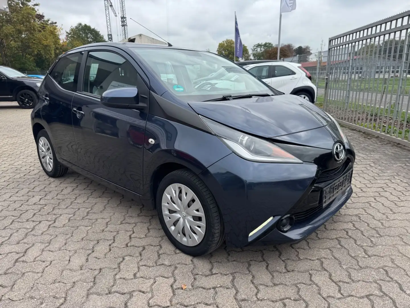 Toyota Aygo AYGO x-play Blau - 2