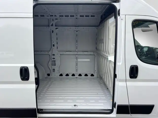 Opel Movano view 13