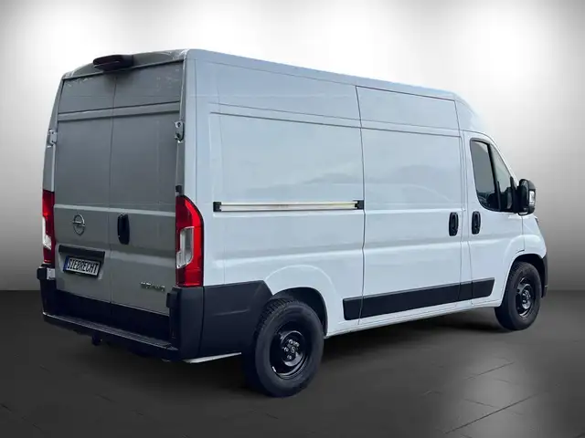 Opel Movano view 3