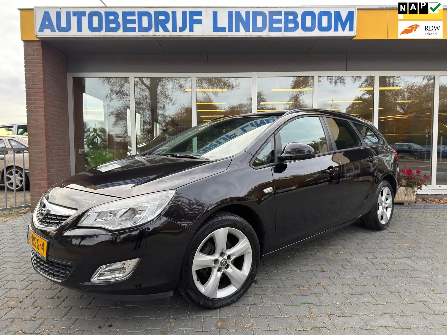 Opel Astra Sports Tourer 1.4 Edition Trekhaak,Airco,Cruise co Zwart - 1