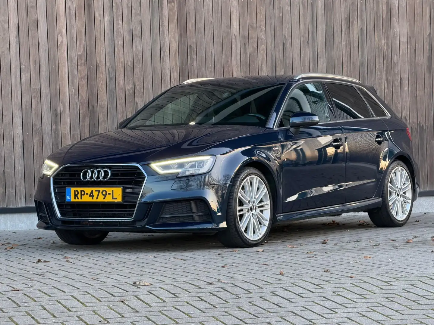 Audi A3 Sportback 1.0 TFSI Sport S Line Edition Blau - 2