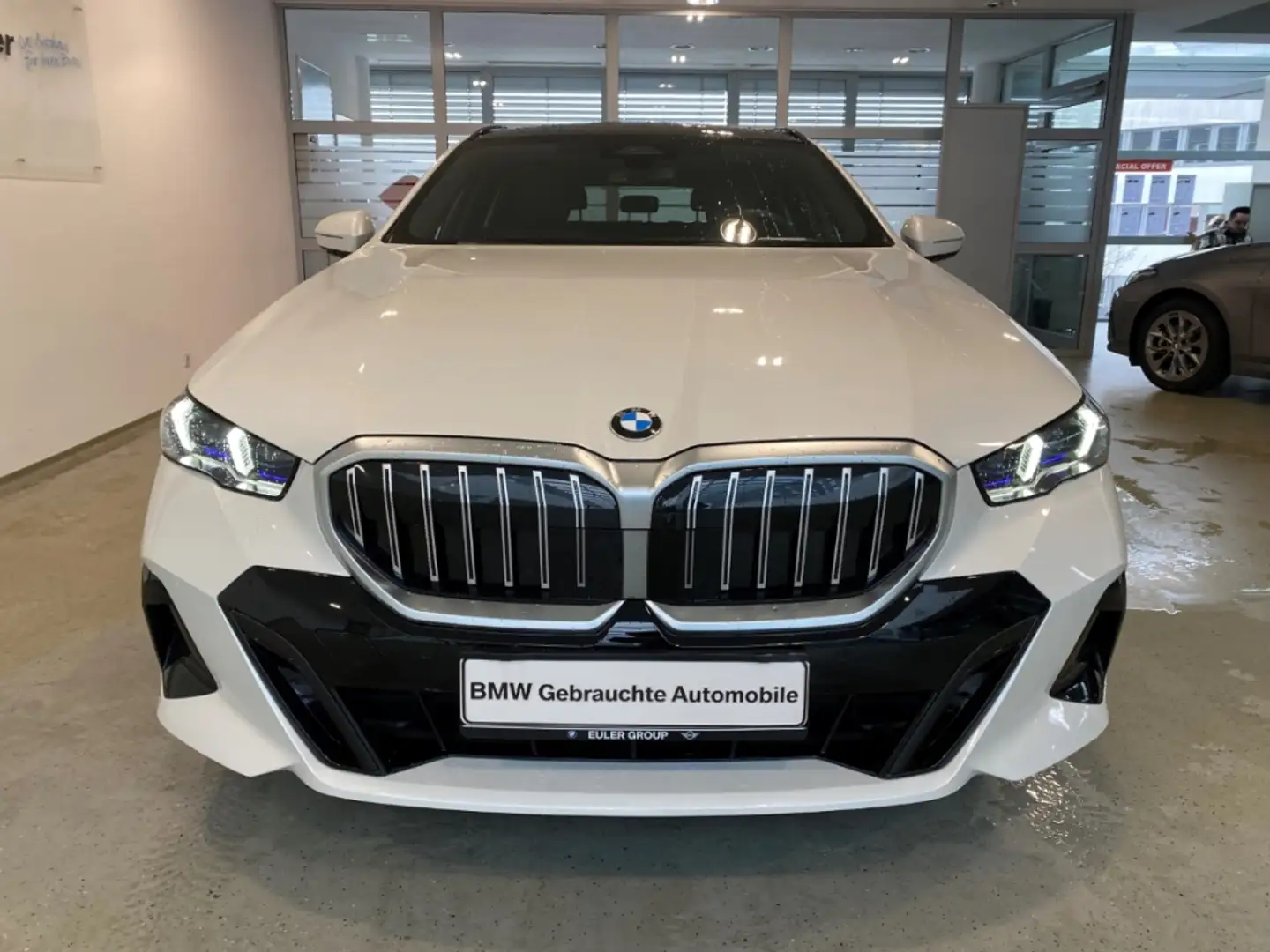 BMW 520 i M-Sport StandHZG Winter19'' AHK PANO H/K MemoSit Weiß - 2