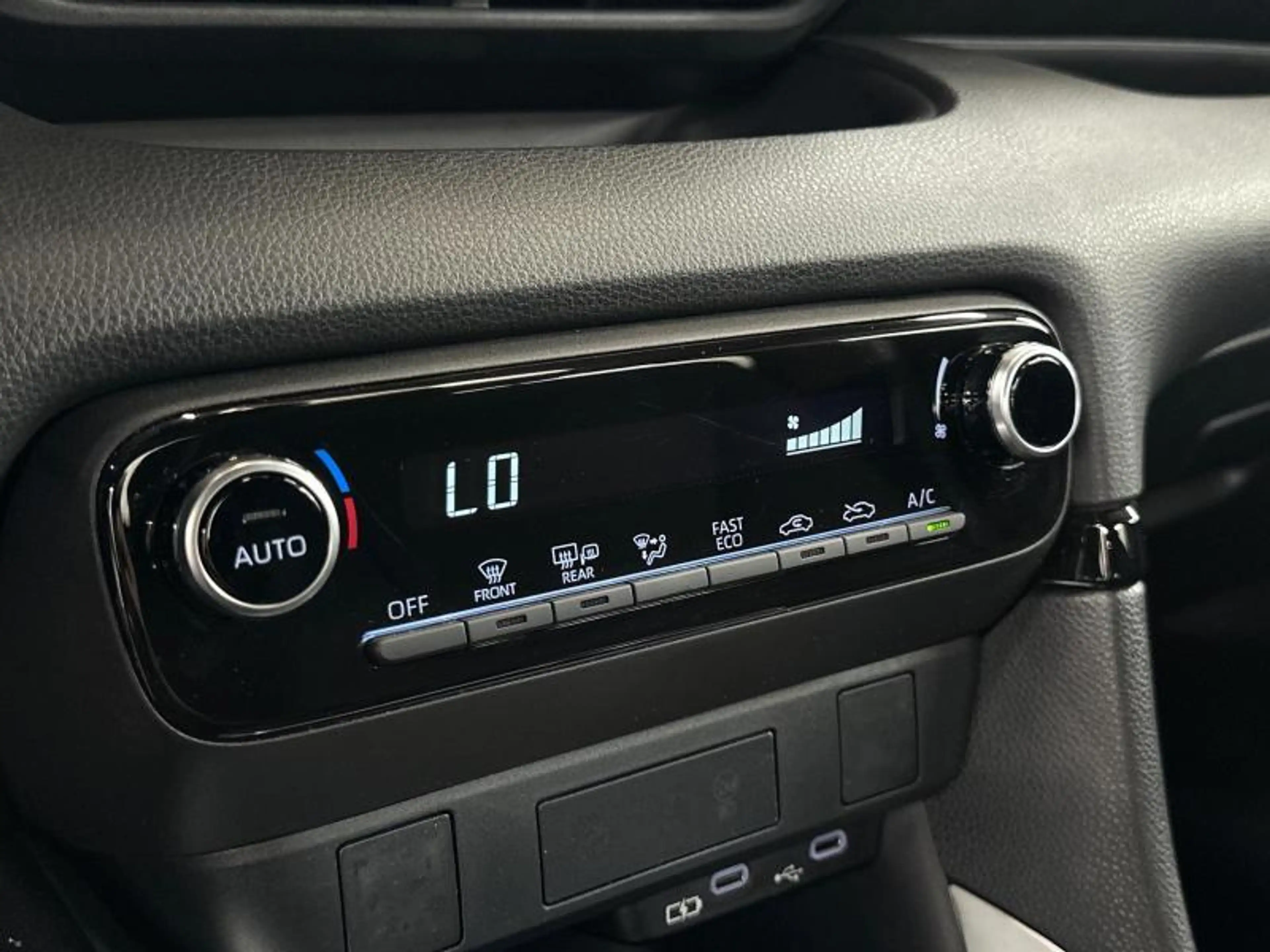 Toyota Yaris Dynamic — photo 23