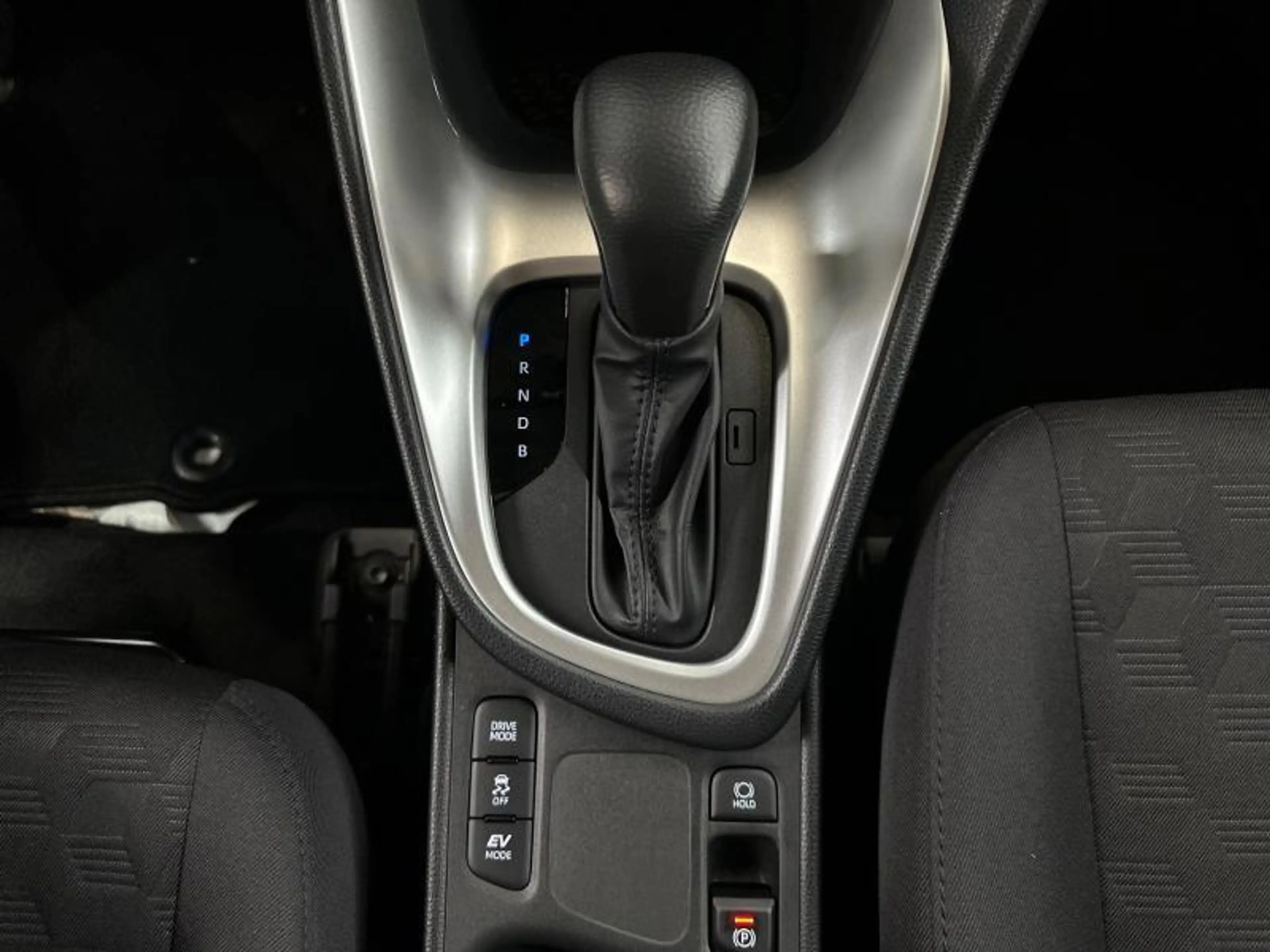 Toyota Yaris Dynamic — photo 24