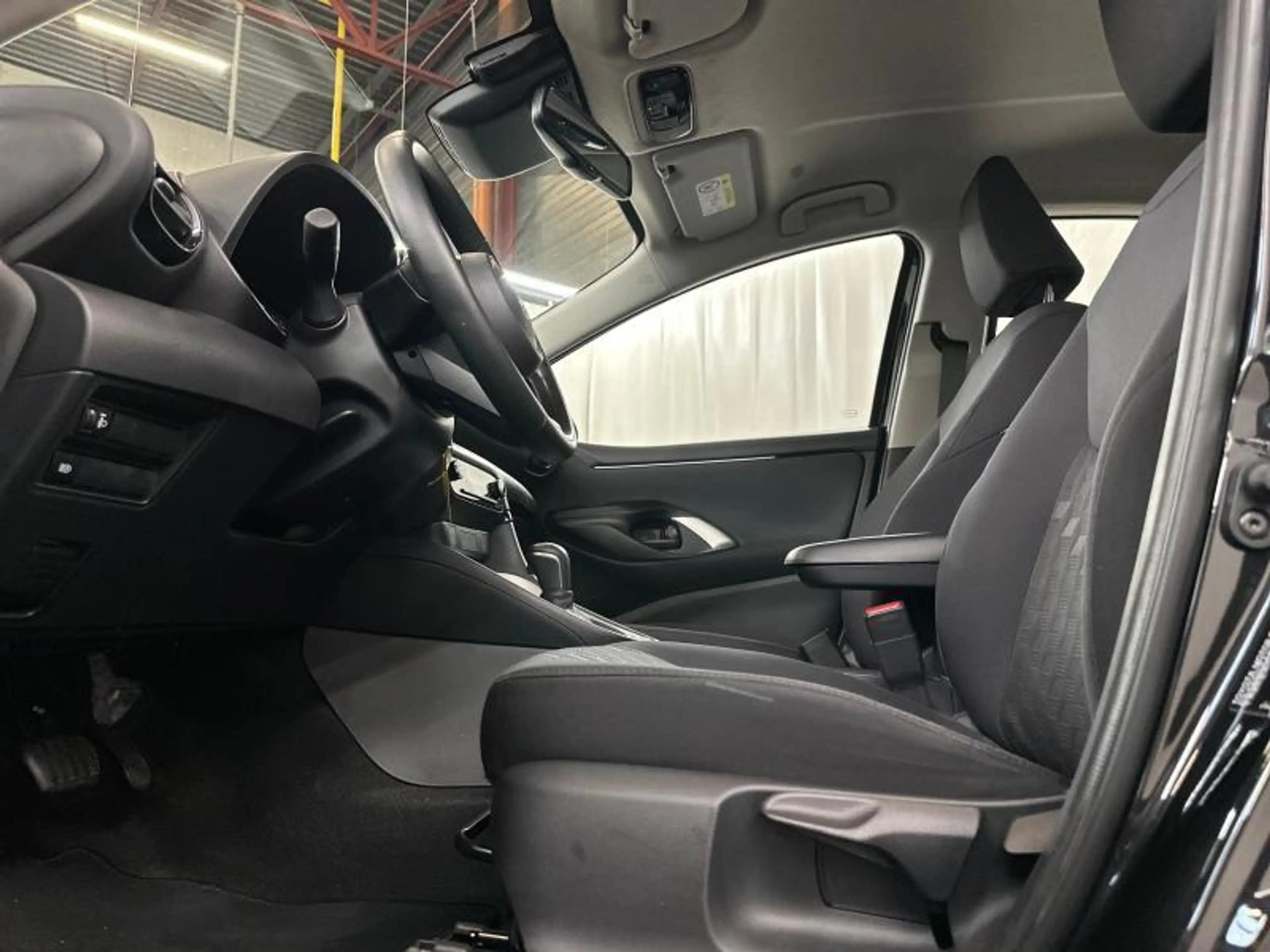 Toyota Yaris Dynamic — photo 17