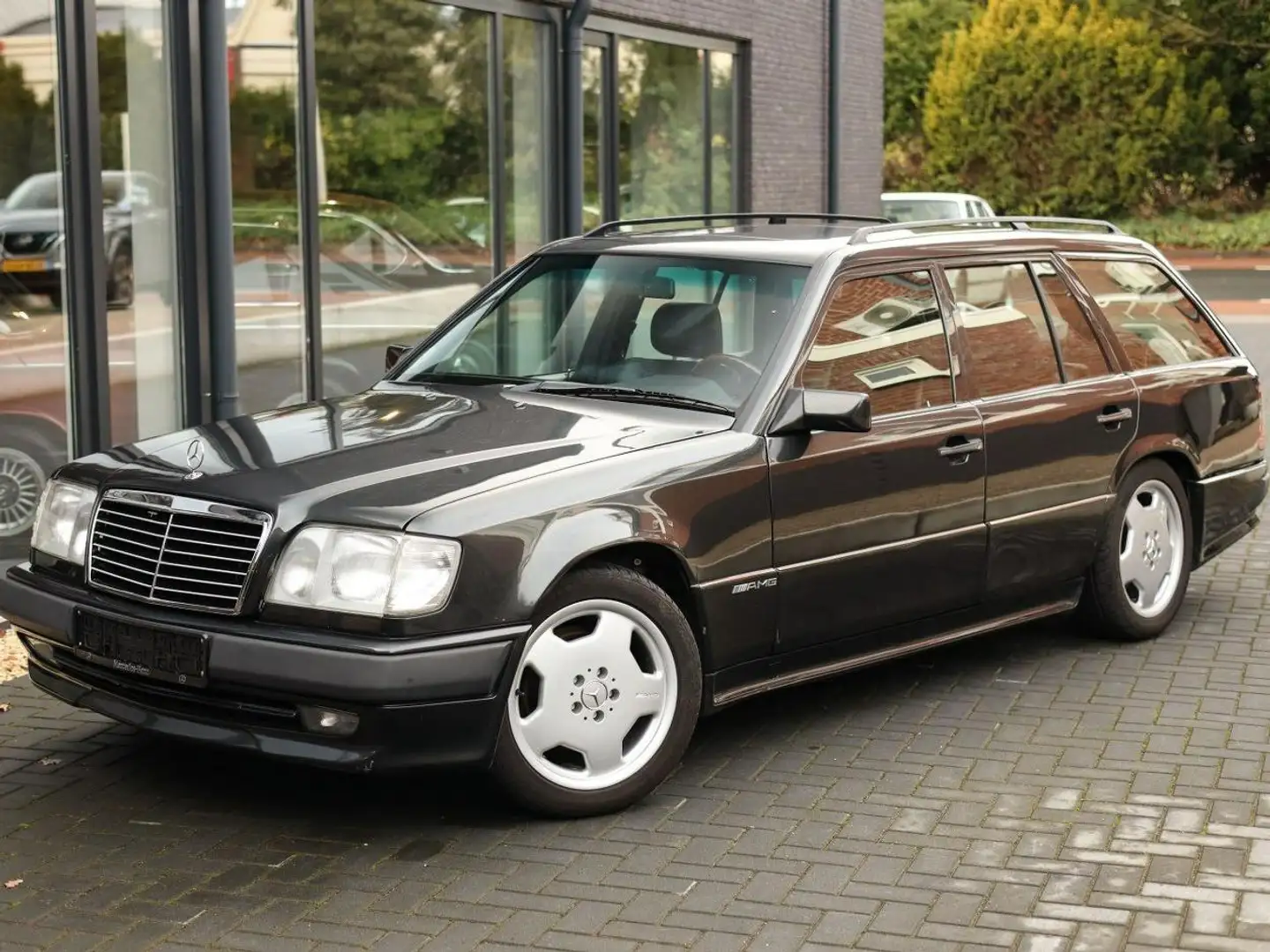 Mercedes-Benz E 300 3.4 AMG Kombi Schwarz - 1