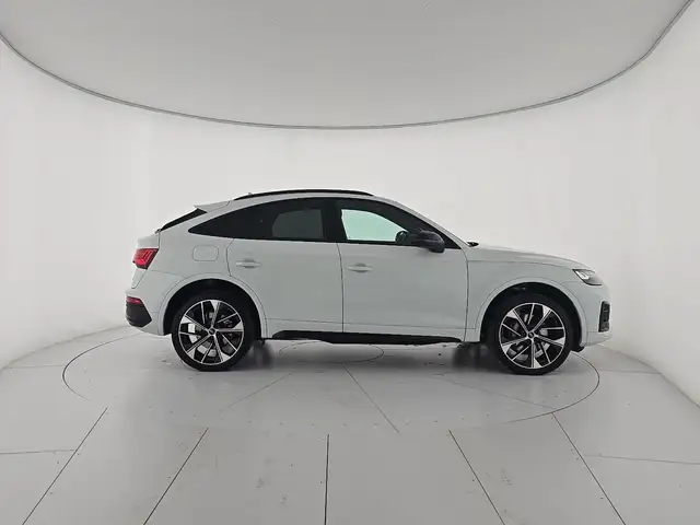 Audi Q5 view 6