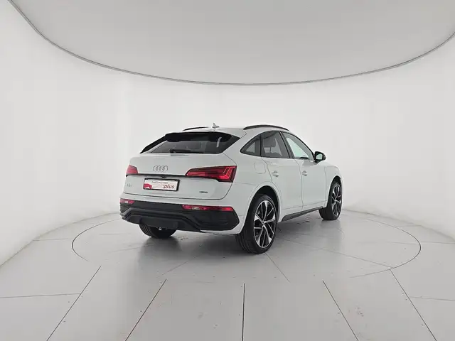 Audi Q5 view 5