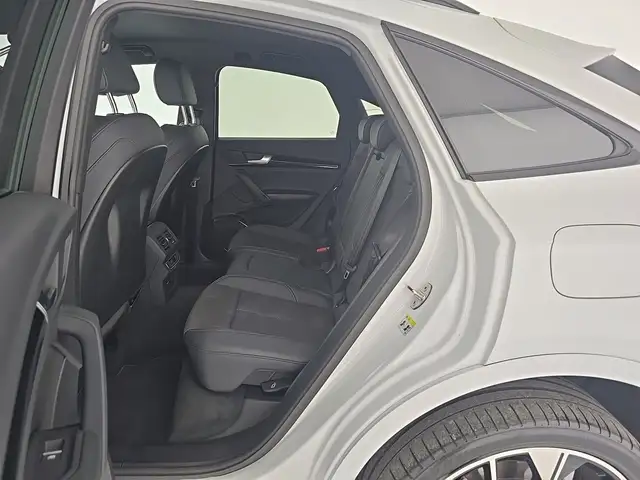 Audi Q5 view 11