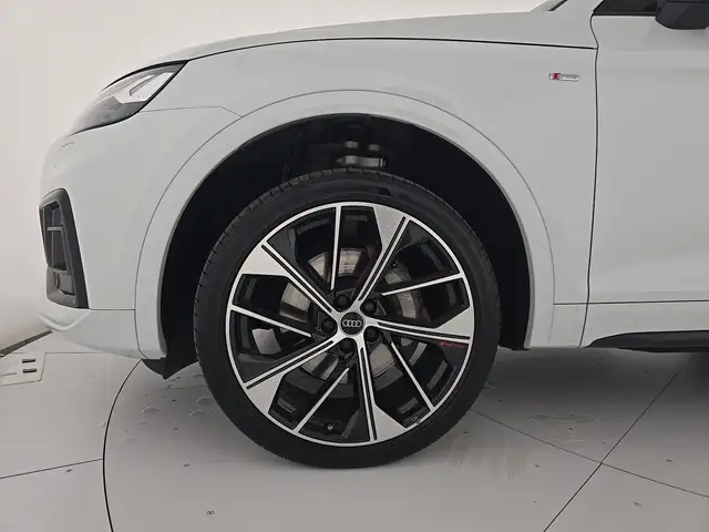 Audi Q5 view 9