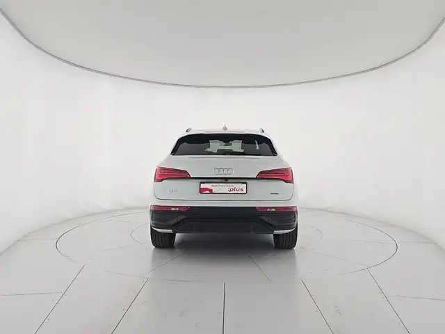 Audi Q5 view 4