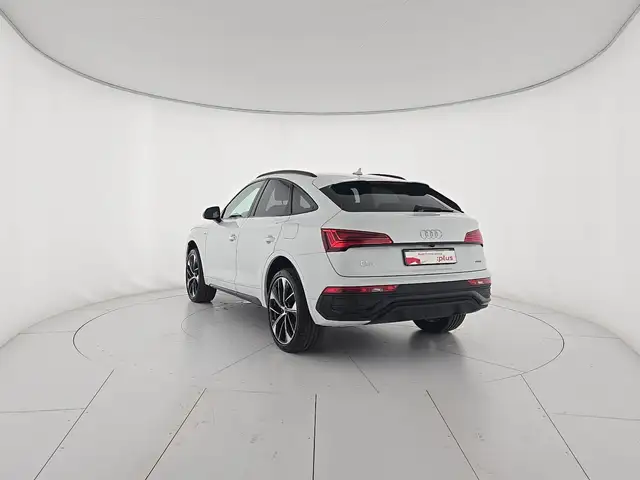 Audi Q5 view 3