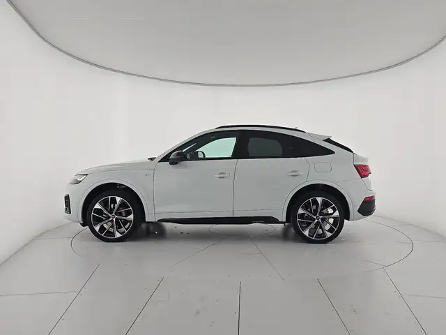 Audi Q5 view 2