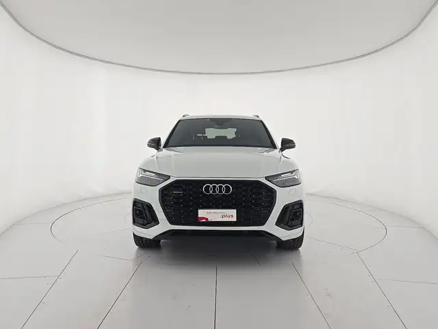Audi Q5 view 8