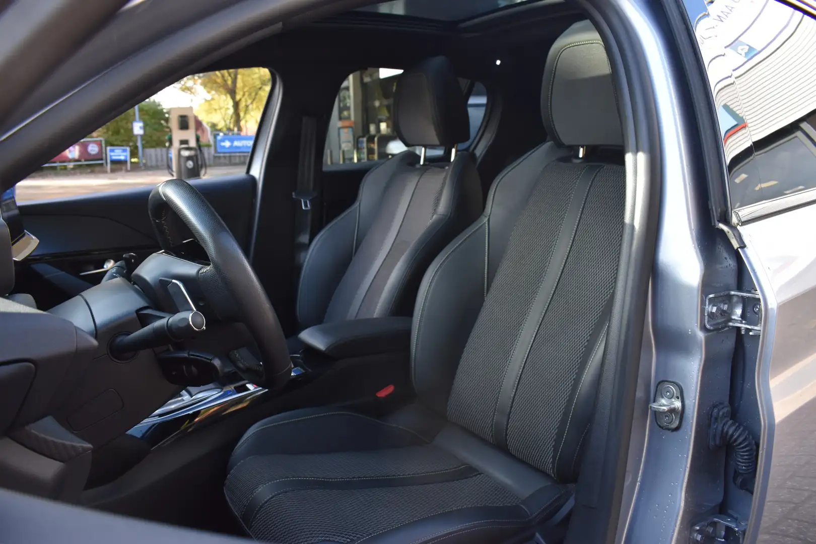 Peugeot 208 1.2 Hybrid 100 e-DCS6 GT Panoramadak | Half-Leder Grau - 2