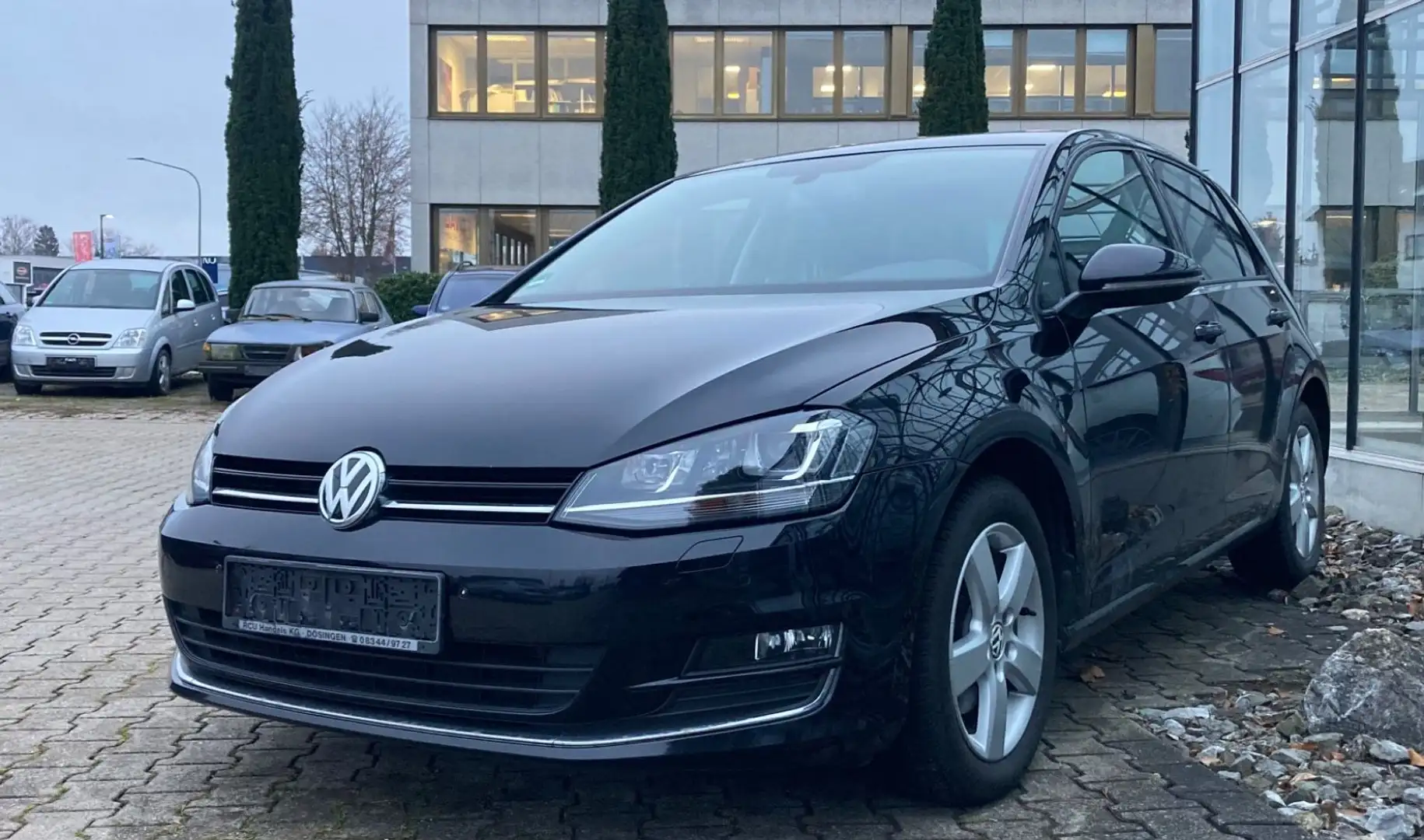 Volkswagen Golf VII Limo Highline Sitzheizung Alu Bi-Xenon Negro - 2