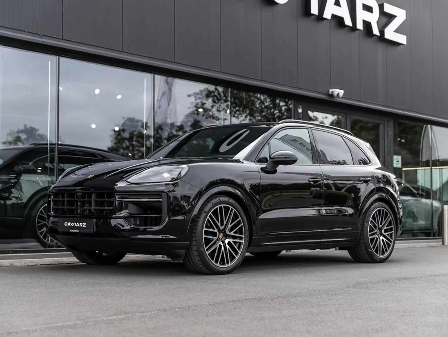Porsche Cayenne E-HYB/SPORTDES/22/UITL/PANO/AIR/INNO/MATR/18W/BOSE Schwarz - 1