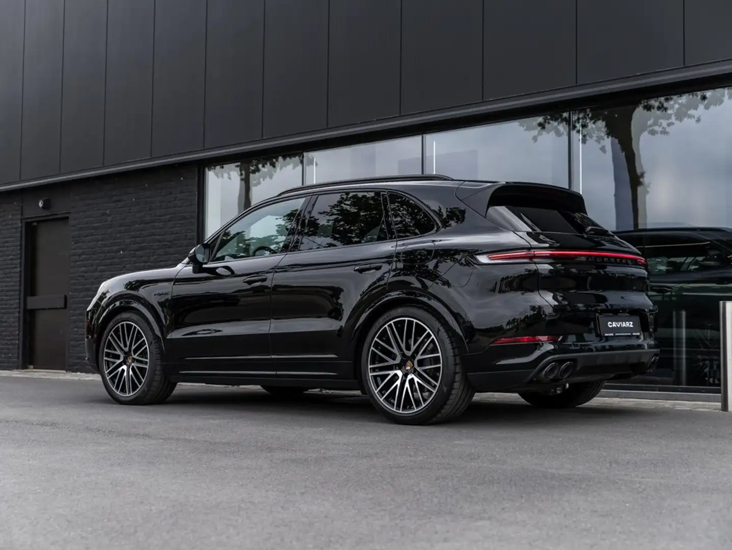 Porsche Cayenne E-HYB/SPORTDES/22/UITL/PANO/AIR/INNO/MATR/18W/BOSE Schwarz - 2