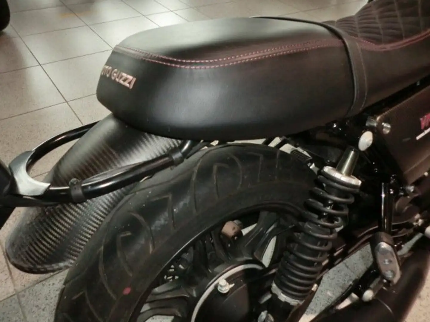 Moto Guzzi V 7 limitiertes Sondermodell "CARBON" Černá - 1