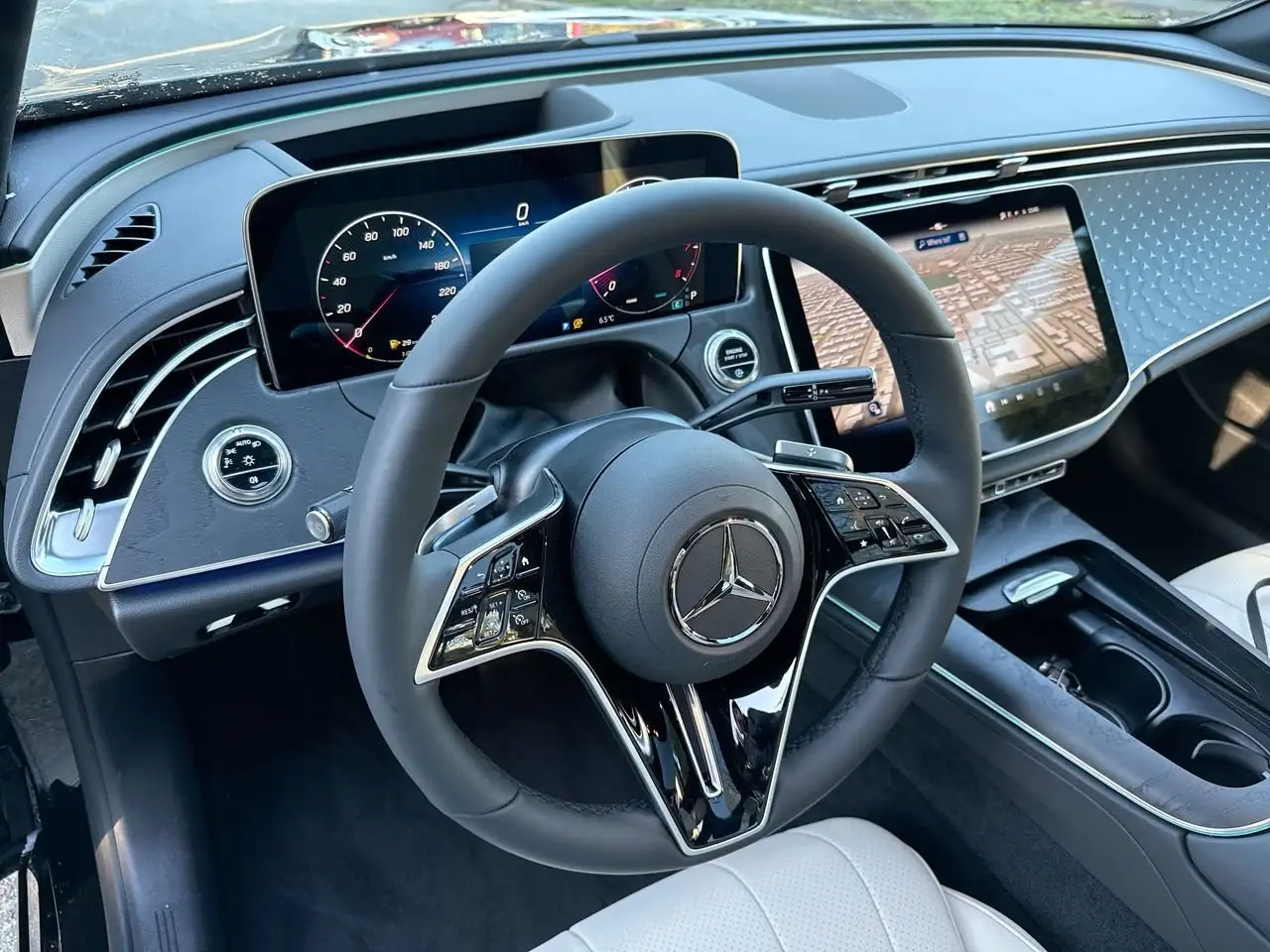 Mercedes-Benz E-Class снимка Mercedes-Benz E-Class