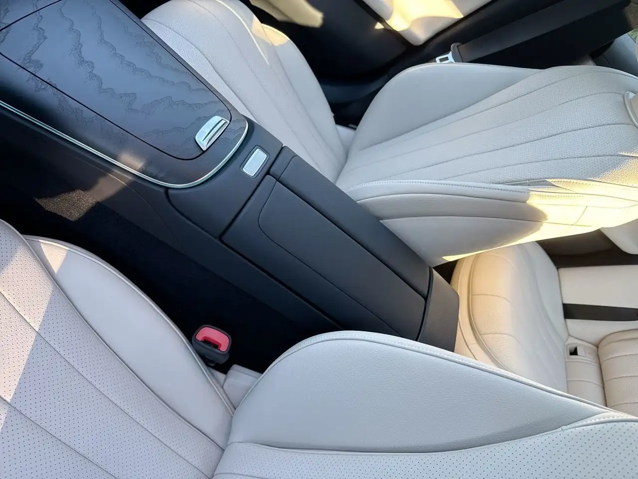 Mercedes-Benz E-Class снимка Mercedes-Benz E-Class
