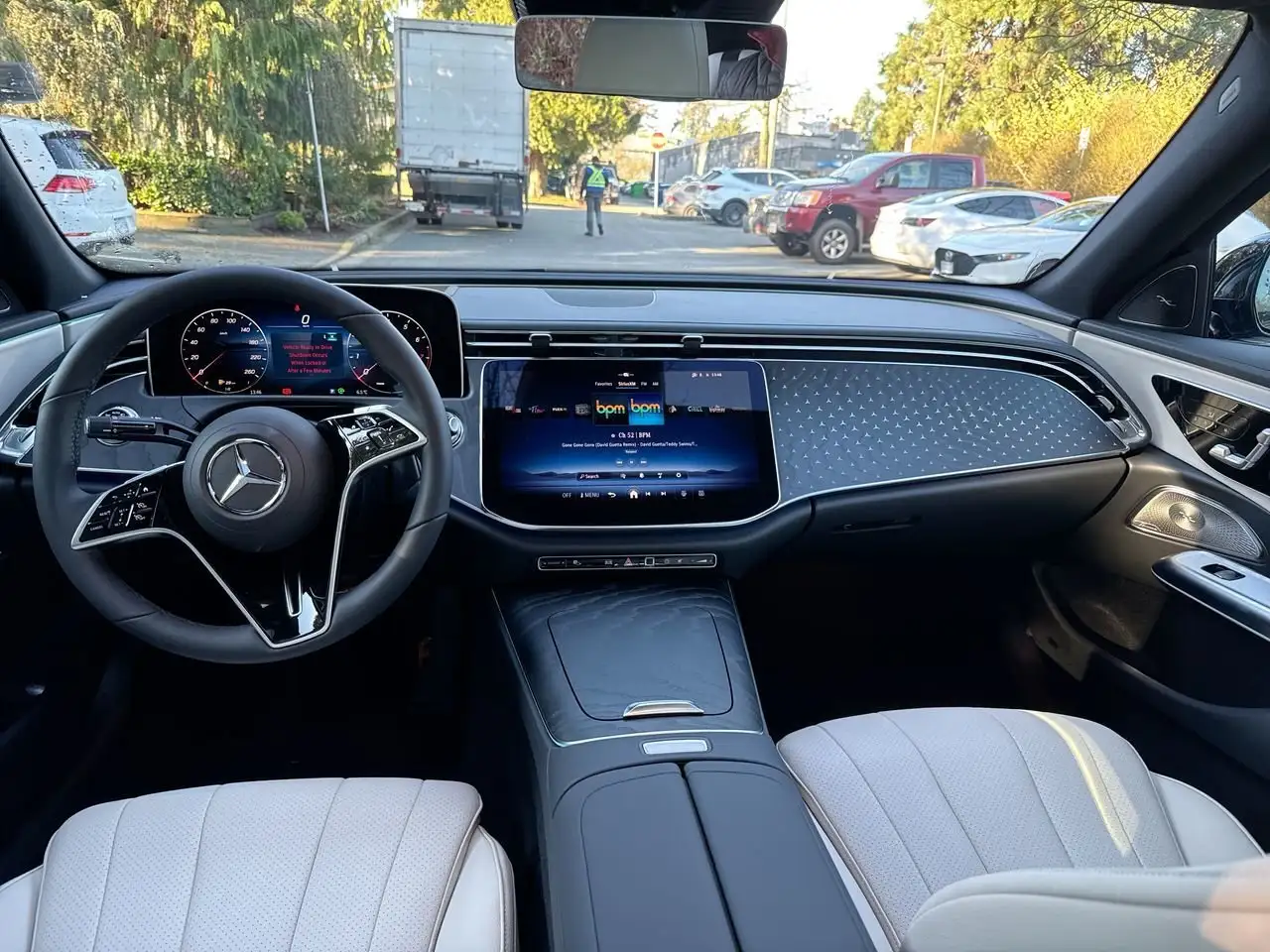 Mercedes-Benz E-Class снимка Mercedes-Benz E-Class