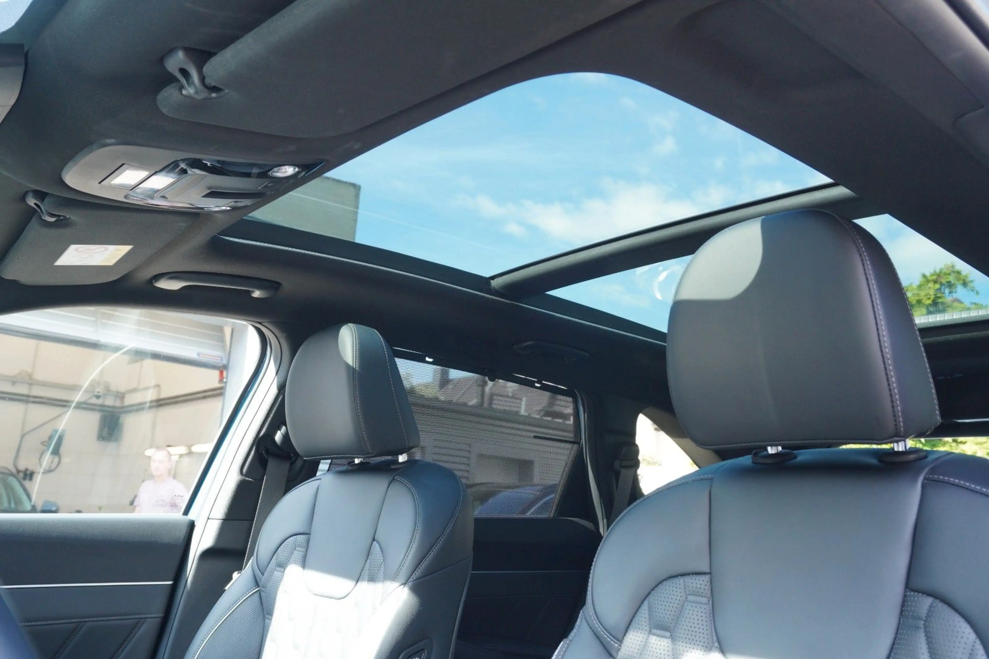 Kia Sorento Platinum 4WD Plug-In Pano Belüf 360 BOSE — photo 14