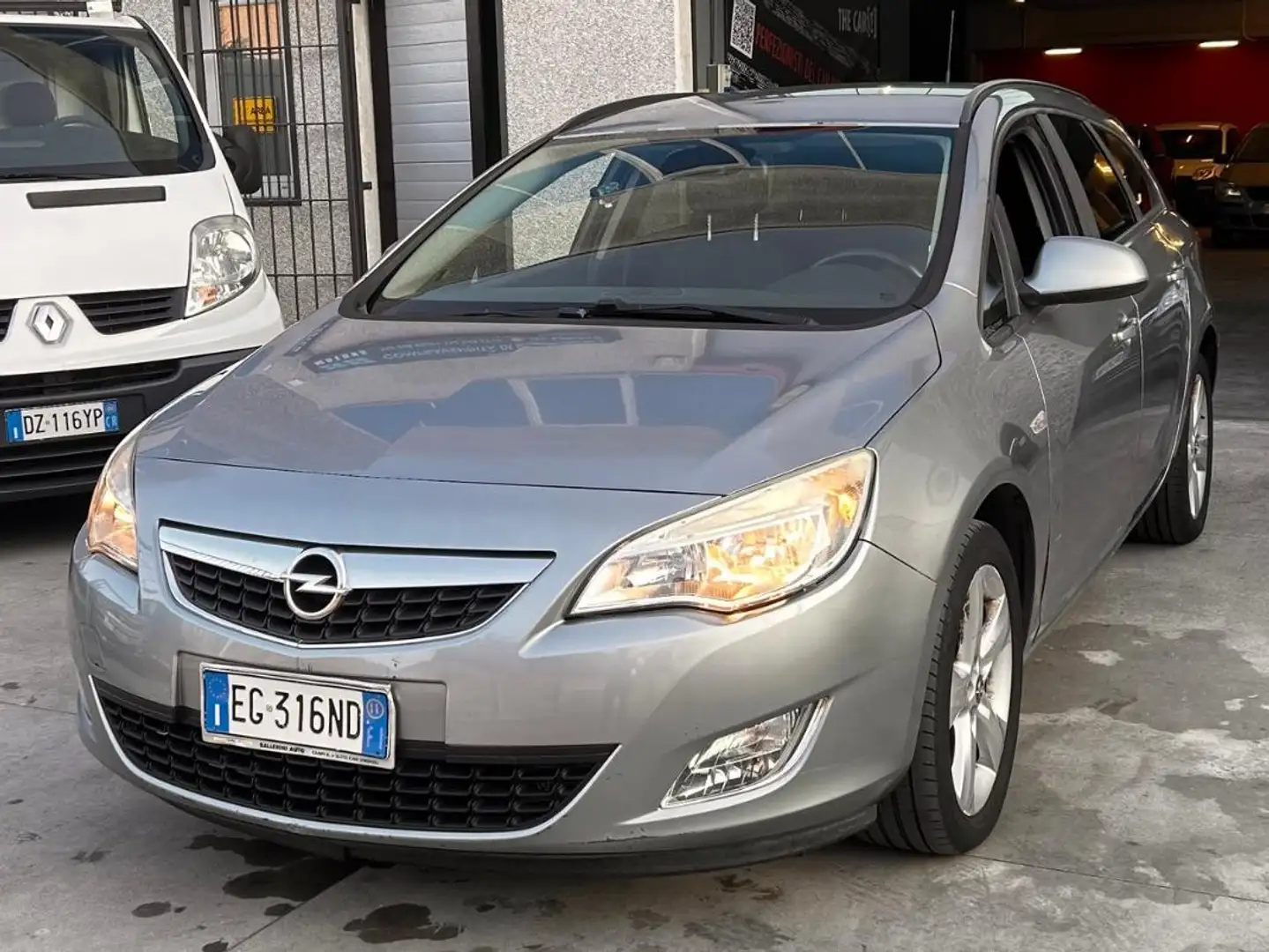Opel Astra Astra IV 2010 Sports Tourer 1.4 Cosmo 100cv Plateado - 1