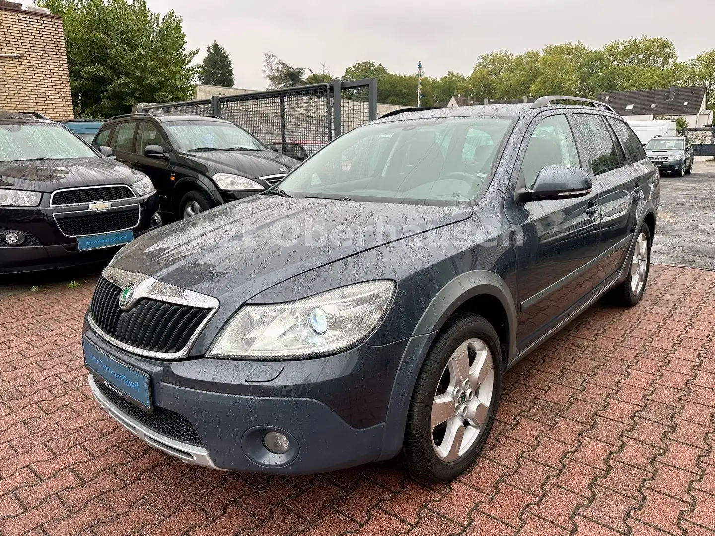 Skoda Octavia 2.0 TDI 4x4 Scout Combi*AHK*TÜV NEU* Grau - 2