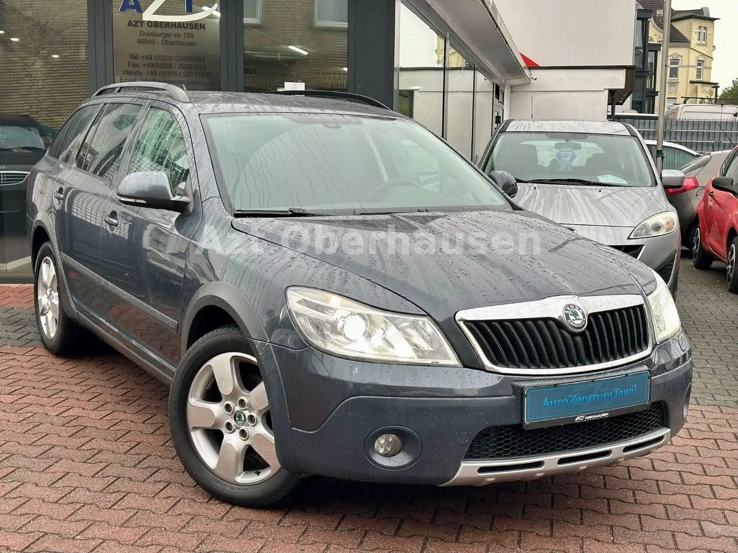 Skoda Octavia 2.0 TDI 4x4 Scout Combi*AHK*TÜV NEU* Grau - 1
