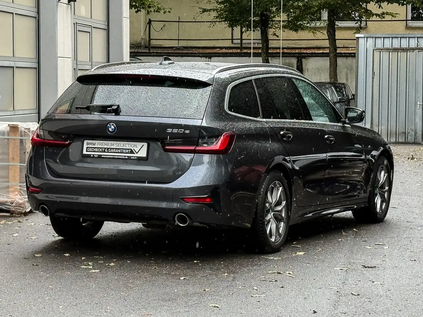 BMW 320 e A NAVI LED PDC V+H DAB Tempomat Sitzheiz. Grau - 2