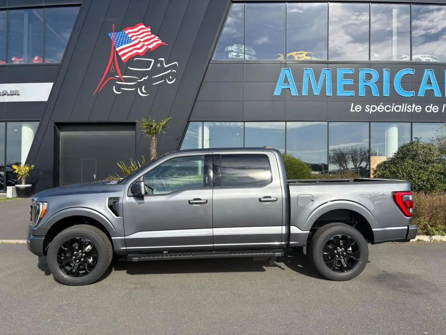 Ford F 150 Supercrew LARIAT Black Package V8 5.0L FLEXFUEL Grijs - 2