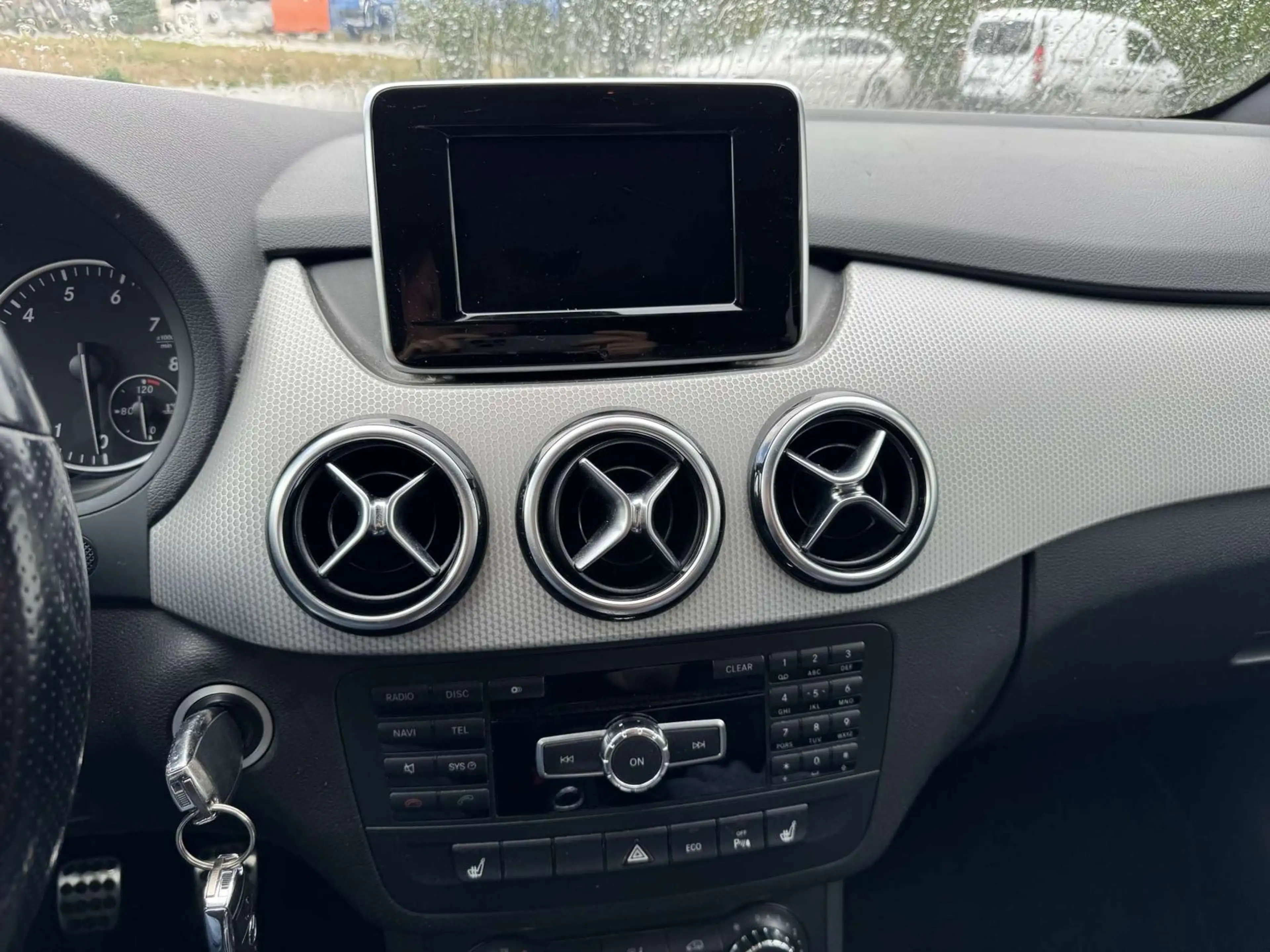 Mercedes-Benz B 200 — photo 13