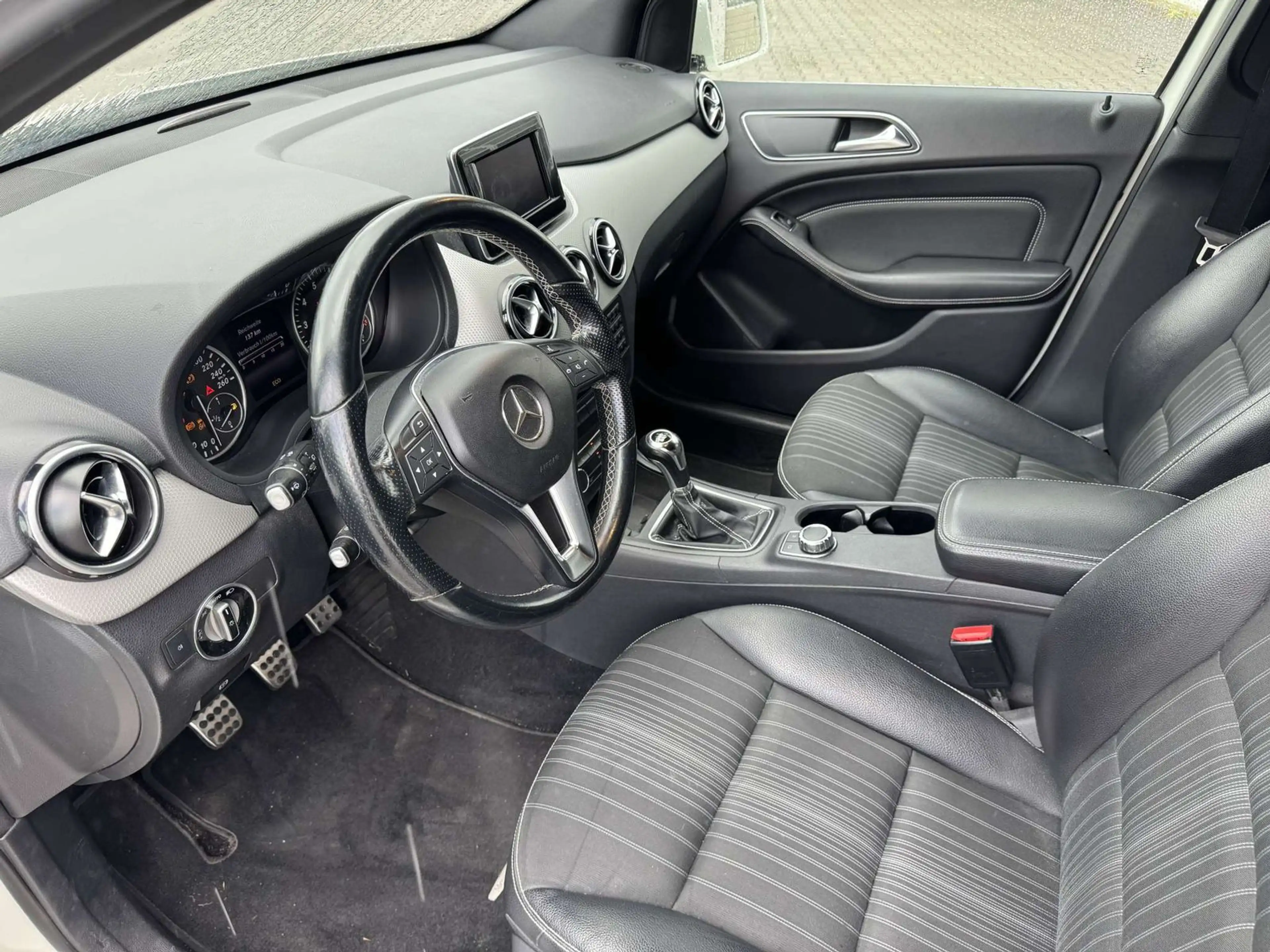 Mercedes-Benz B 200 — photo 10
