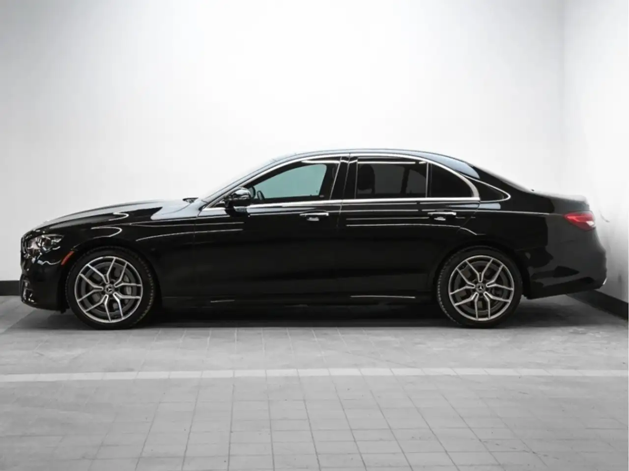 Mercedes-Benz E-Class снимка Mercedes-Benz E-Class