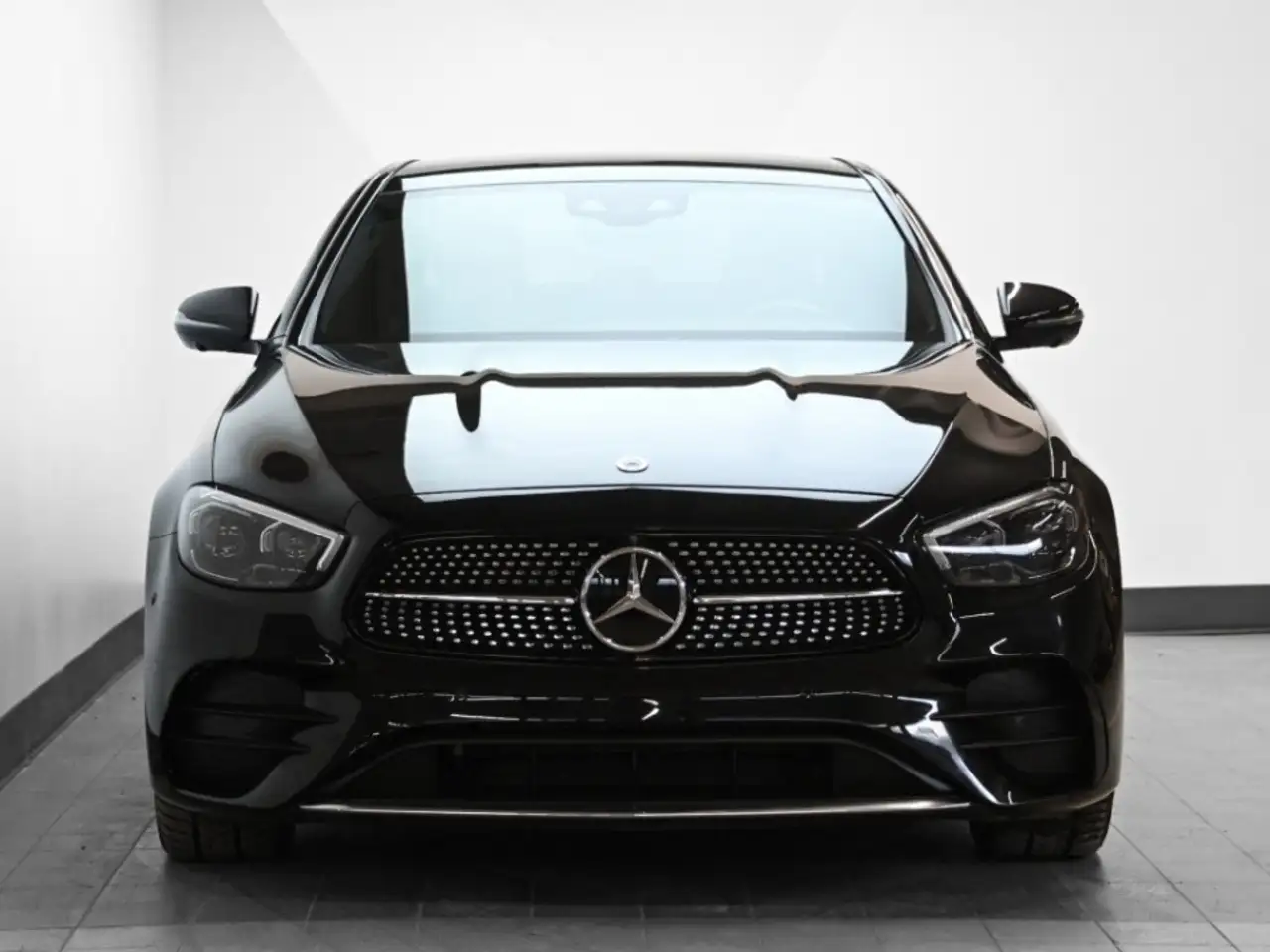 Mercedes-Benz E-Class снимка Mercedes-Benz E-Class