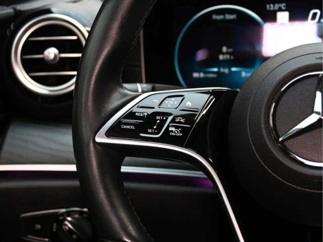 Mercedes-Benz E-Class снимка Mercedes-Benz E-Class