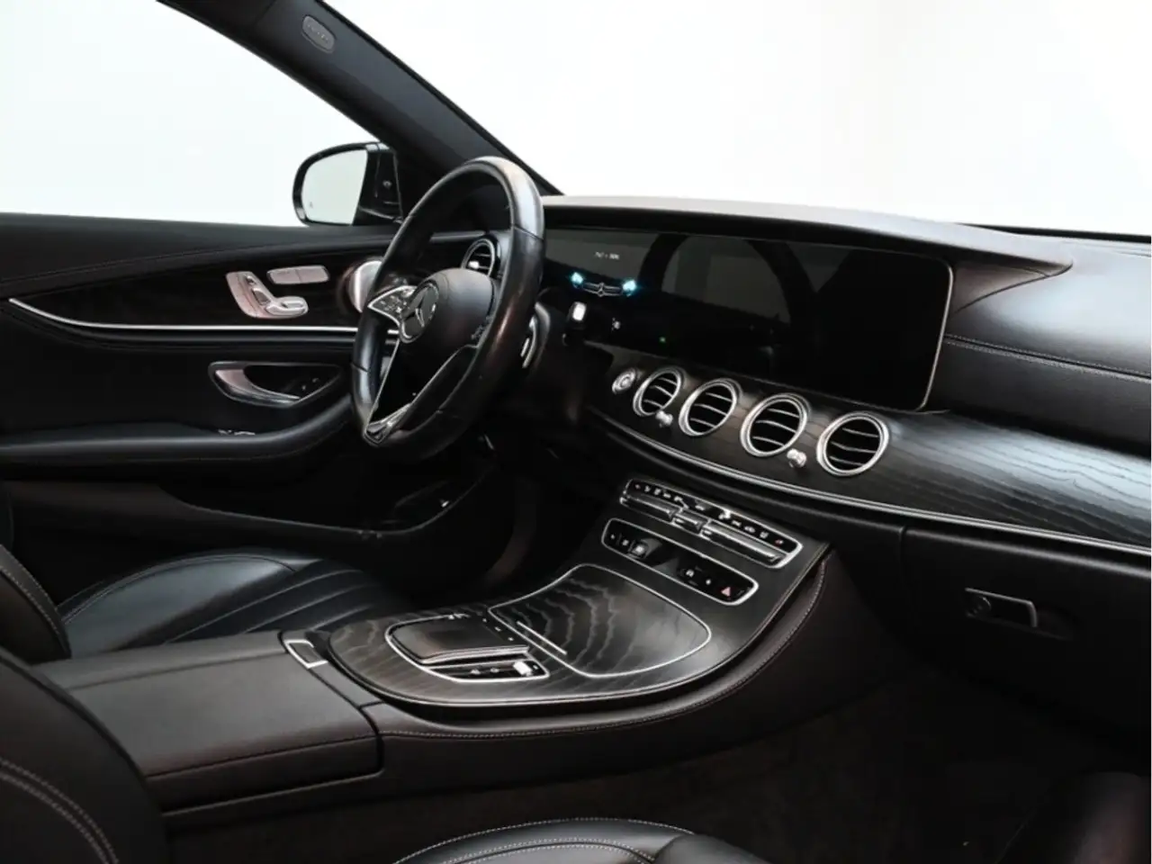 Mercedes-Benz E-Class снимка Mercedes-Benz E-Class
