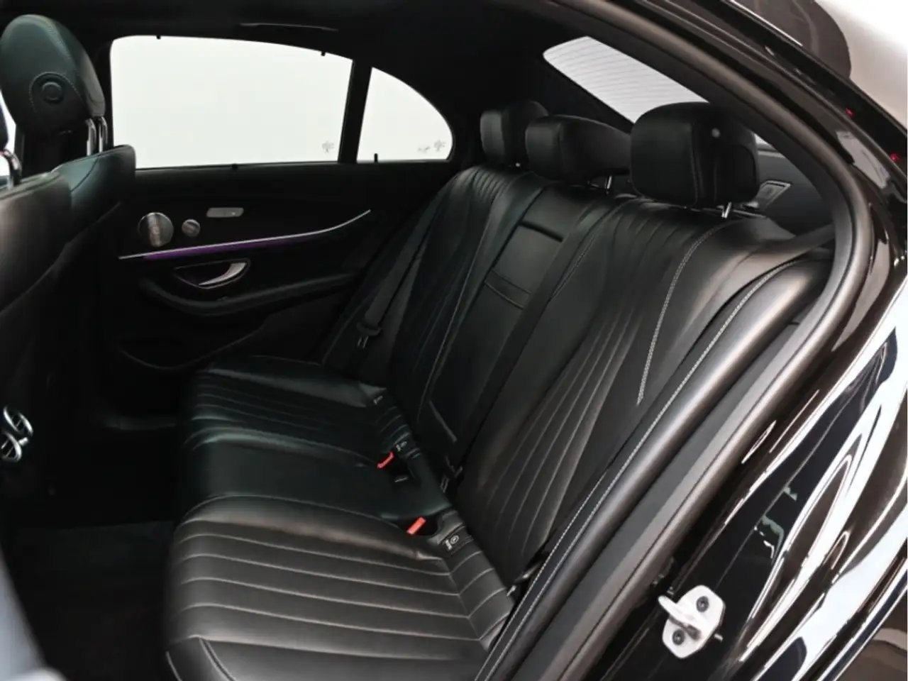 Mercedes-Benz E-Class снимка Mercedes-Benz E-Class